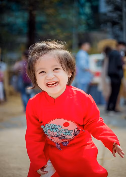 Bé Tết có vẻ ngoài vô cùng đáng yêu với đôi mắt to tròn, làn da trắng, hàng lông mi cao vút.