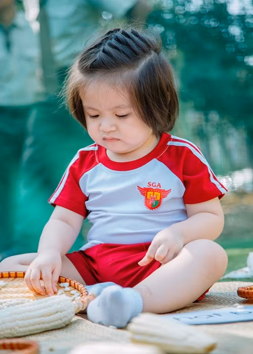 Vợ chồng Thanh Thúy ghi lại mọi khoảnh khắc đáng yêu của con trai cưng.