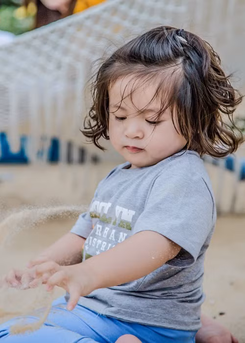 Con trai thứ hai của Thanh Thúy thường bị nhầm là con gái vì cậu nhóc được mẹ để tóc dài.