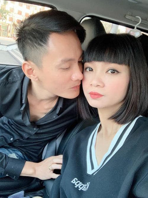 Gia đình siêu mẫu Hạ Vy cũng làm lễ cúng ông Công ông Táo từ 21/12 âm lịch. Cô chia sẻ: "Vợ chồng con cái con lễ mọn tâm thành kính dâng Thần Linh, Gia Tiên Tiền Tổ! Kính tiễn Ngài Đông Trù Tư Mệnh Táo Phủ Thần Quân. Thắp nén tâm hương tín chủ chúng con thành tâm kính bái".