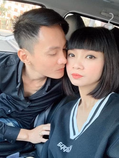 Gia đình siêu mẫu Hạ Vy cũng làm lễ cúng ông Công ông Táo từ 21/12 âm lịch. Cô chia sẻ: "Vợ chồng con cái con lễ mọn tâm thành kính dâng Thần Linh, Gia Tiên Tiền Tổ! Kính tiễn Ngài Đông Trù Tư Mệnh Táo Phủ Thần Quân. Thắp nén tâm hương tín chủ chúng con thành tâm kính bái".