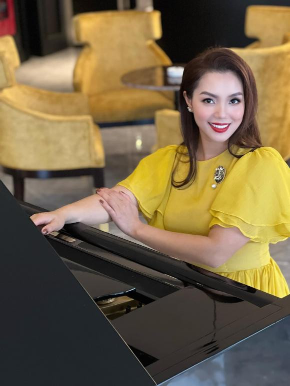 Gia đình ca sĩ Ngọc Anh làm lễ cúng ông Công ông Táo vào 21/12 âm lịch. Nữ ca sĩ còn mời sư thầy về nhà làm lễ.