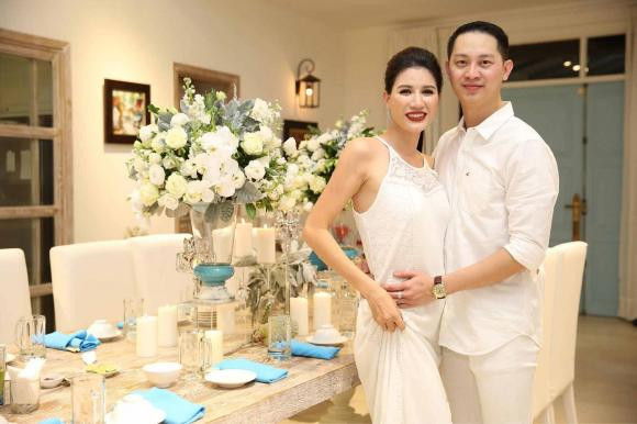 Do giúp việc nghỉ làm sớm nên Trang Trần được ông xã phụ làm lễ cúng ông Công ông Táo. Mâm cỗ cúng của gia đình Trang Trần gồm xôi gấc hình cá, bánh chưng, dưa hấu, kẹo.