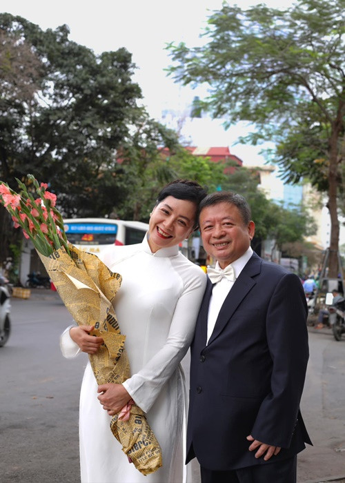 Chiều Xuân lấy chồng khi chỉ mới 20 tuổi. Cô kết hôn với nhạc sĩ Đỗ Hồng Quân. Anh chính là mối tình đầu của Chiều Xuân. Vì lấy chồng khi đang còn ngồi trên ghế giảng đường, Chiều Xuân bị kỷ luật nhưng cô vẫn bất chấp lên xe hoa. Ảnh: FB Chiều Xuân