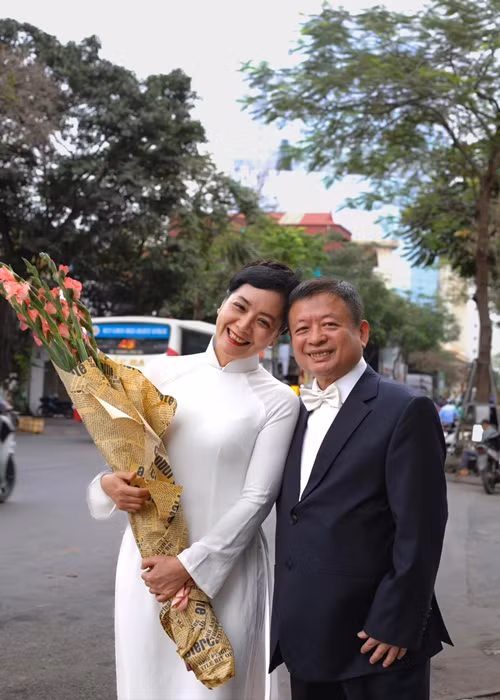 Chiều Xuân lấy chồng khi chỉ mới 20 tuổi. Cô kết hôn với nhạc sĩ Đỗ Hồng Quân. Anh chính là mối tình đầu của Chiều Xuân. Vì lấy chồng khi đang còn ngồi trên ghế giảng đường, Chiều Xuân bị kỷ luật nhưng cô vẫn bất chấp lên xe hoa. Ảnh: FB Chiều Xuân