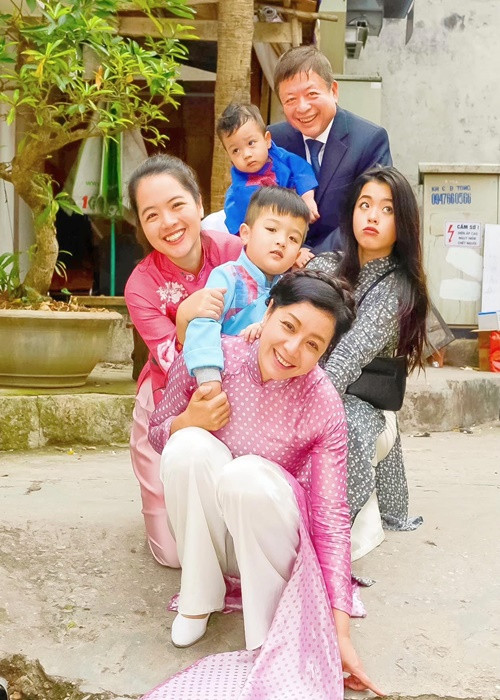 Vợ chồng Chiều Xuân hiện tại có hai cô con gái: Hồng Mi và Hồng Khanh. Hồng Mi đã lập gia đình, sống kín tiếng còn Hồng Khanh không chỉ hát hay mà ngày càng xinh đẹp, có lượng người hâm mộ nhất định. Ảnh: FB Chiều Xuân