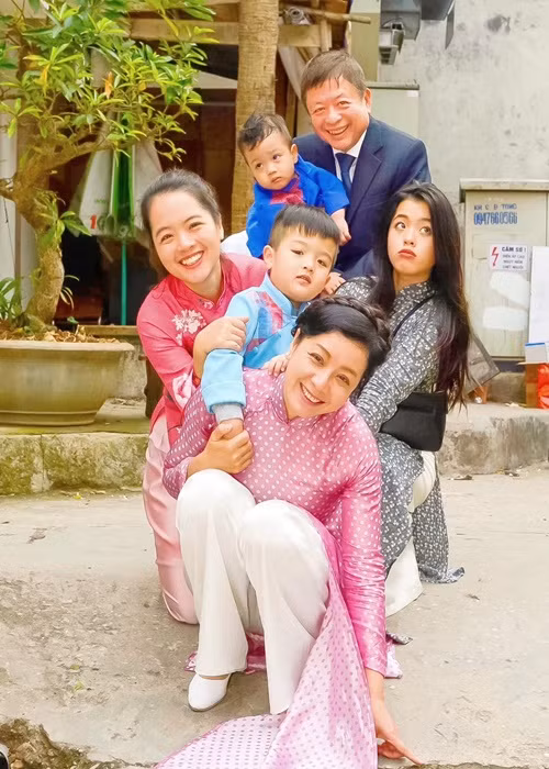 Vợ chồng Chiều Xuân hiện tại có hai cô con gái: Hồng Mi và Hồng Khanh. Hồng Mi đã lập gia đình, sống kín tiếng còn Hồng Khanh không chỉ hát hay mà ngày càng xinh đẹp, có lượng người hâm mộ nhất định. Ảnh: FB Chiều Xuân