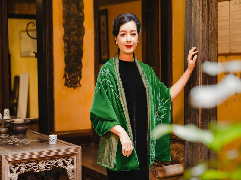 Ngoài ông xã, Chiều Xuân còn dành nhiều lời cho cánh cho mẹ chồng. Sinh thời, mẹ chồng của Chiều Xuân yêu thương nữ diễn viên như con đẻ từ việc chăm từng li từng tí khi Chiều Xuân sinh con đến đưa tiền lương cho Chiều Xuân cất giữ. Khi mẹ chồng đổ bệnh, Chiều Xuân chăm bà như mẹ đẻ một cách tự nhiên. Ảnh: FB Chiều Xuân