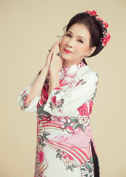 Sinh vào tháng 8, nghệ sĩ Kim Xuân vẫn được gia đình đặt tên là Xuân. Theo cô, có thể vì gia đình ngưỡng mộ nghệ sĩ Kim Cương nên đặt tên con theo chữ lót và vì là con gái đầu lòng nên đặt là Kim Xuân, hoặc có thể vì đối diện ngôi nhà ở quê có một tiệm vàng Kim Đạt nên bà nội chọn chữ lót đệm cho con là Kim và đặt là Kim Xuân. Ảnh: FB Kim Xuân