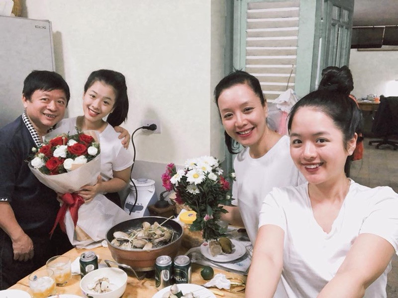 Trong cuộc phỏng vấn với Đời sống và pháp luật, Chiều Xuân khoe ông xã chiều chuộng vợ con. Cô nói: “30 năm ở với nhau, chưa bao giờ anh ấy to tiếng với vợ con. Đặc biệt, anh ấy rất thích vào bếp nấu nướng cho vợ con ăn. Bên cạnh đó, anh Quân là người rất tình cảm. Tôi và con gái lớn Hồng Mi khi nhìn thấy anh ấy chăm sóc cho Hồng Khanh – con gái út thì hay trêu, anh ấy là trưởng gánh cải lương vì hai bố con rất tình cảm, quấn quýt với nhau”. Ảnh: FB Đỗ Hồng Quân