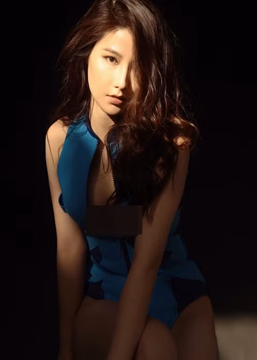 Nữ diễn viên luôn biết cách lựa chọn trang phục để tôn lên những điểm cuốn hút.