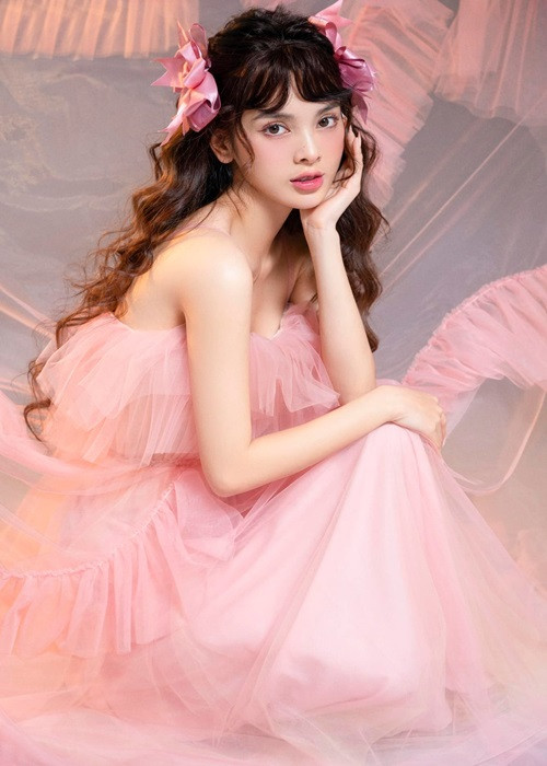 Cô cao 1m67, thân hình cân đối, gương mặt thanh tú.