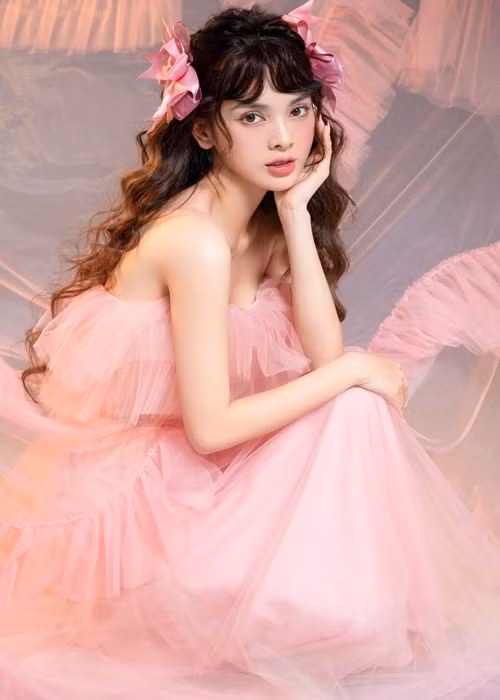 Cô cao 1m67, thân hình cân đối, gương mặt thanh tú.