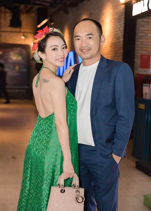 Cách đây ít năm, Thu Trang sang Hàn Quốc để trùng tu nhan sắc. Bà xã của Tiến Luật tiêm mỡ tự thân lên mặt, nâng cơ mí mắt để trông đầy đặn, có sức sống hơn.