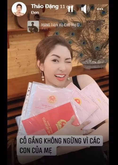 Hoa hậu Đại dương Đặng Thu Thảo vừa đăng tải hình ảnh có trong tay một số sổ hồng, sổ đỏ.