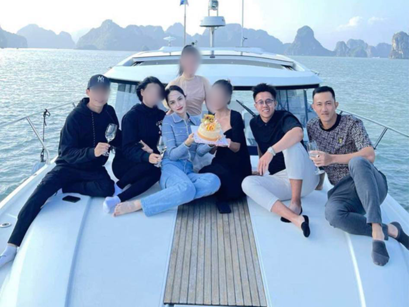 Mới đây, Criss Lai còn lộ ảnh bên Hương Giang và Matt Liu trên du thuyền. Ảnh: Tổ Quốc