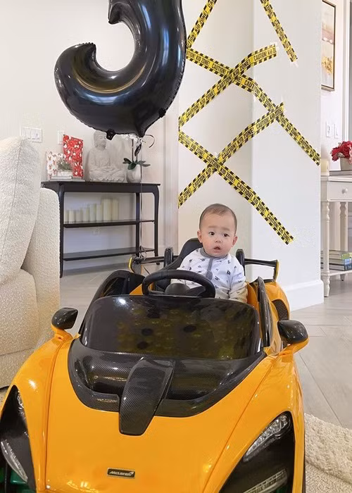 Bé Apollo - con trai thứ hai của Phạm Hương cũng có cuộc sống sung sướng từ khi mới chào đời.