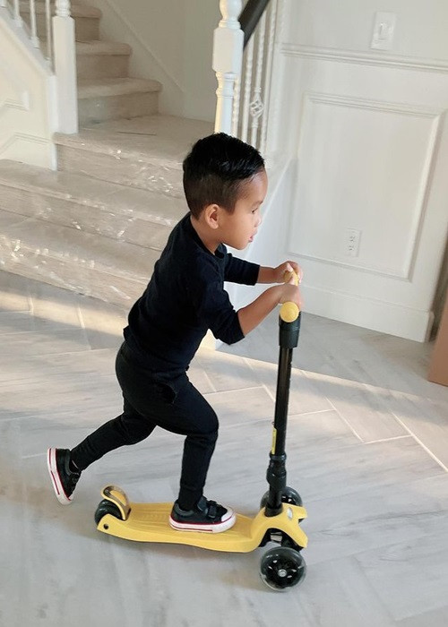 Bé Maximus được bố mẹ mua cho rất nhiều đồ chơi.