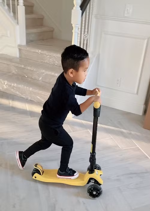 Bé Maximus được bố mẹ mua cho rất nhiều đồ chơi.