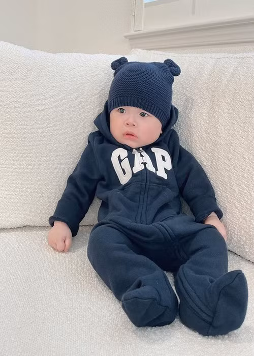 Cậu nhóc mặc đồ hiệu giống anh trai.