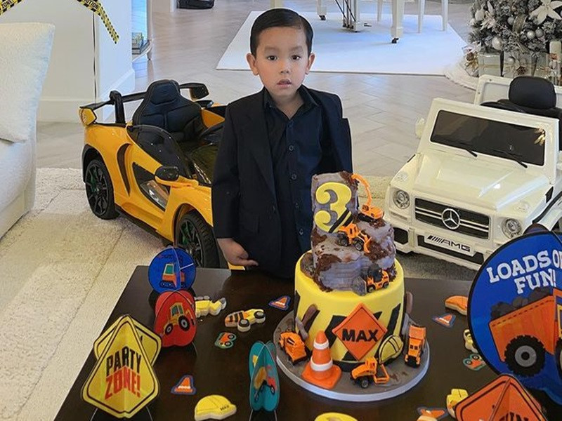 Con trai đầu lòng của Phạm Hương bên hai chiếc ô tô trẻ em cực xịn.