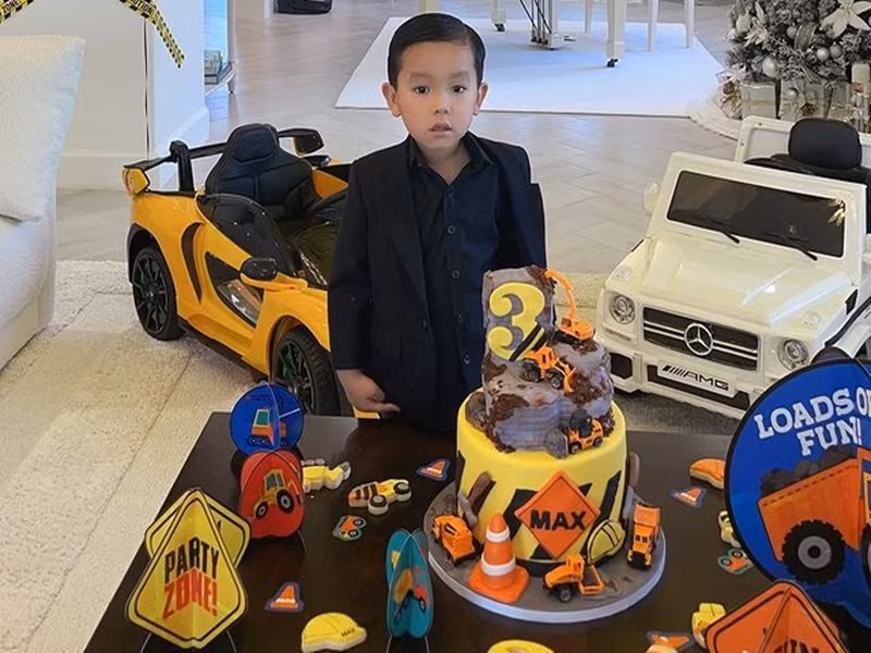 Con trai đầu lòng của Phạm Hương bên hai chiếc ô tô trẻ em cực xịn.