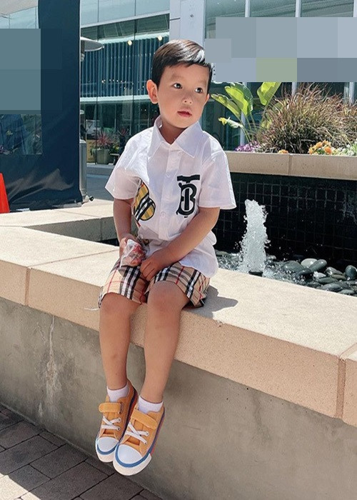 Phạm Hương sắm toàn đồ hiệu cho cậu quý tử đầu lòng.