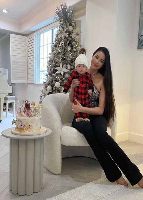  Cuộc sống ở Mỹ của Phạm Hương đầy xa hoa. Cô ở biệt thự, đi xe sang, sử dụng đồ hiệu, đeo trang sức đắt đỏ.