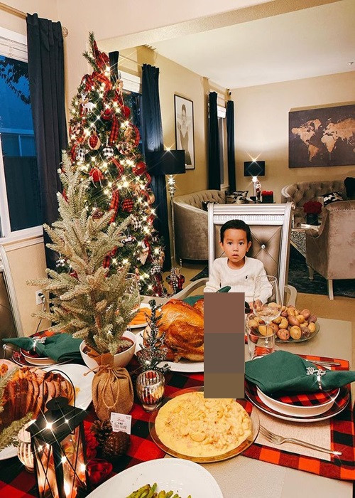 Bé Maximus đang sống ở biệt thự cùng bố mẹ và em trai.