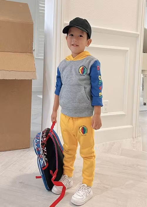 Theo Pháp luật và bạn đọc, nếu Phạm Hương cho con trai theo học chương trình toàn thời gian, 5 ngày/tuần, cô sẽ phải chi khoảng 300 triệu đồng/năm tiền học phí.