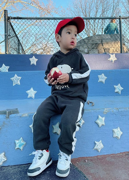 Hoa hậu Hoàn vũ Việt Nam 2015 còn đầu tư học hành cho con trai. Ở Mỹ, bé Maximus học trường mầm non nổi tiếng.