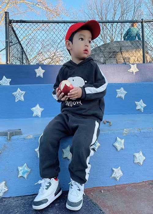 Hoa hậu Hoàn vũ Việt Nam 2015 còn đầu tư học hành cho con trai. Ở Mỹ, bé Maximus học trường mầm non nổi tiếng.