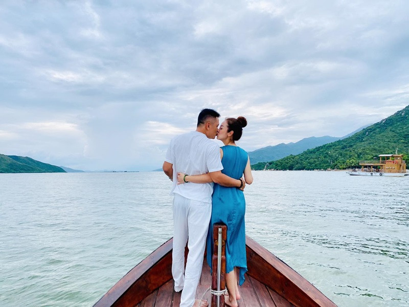 Vợ chồng Jennifer Phạm khóa môi ngọt ngào.