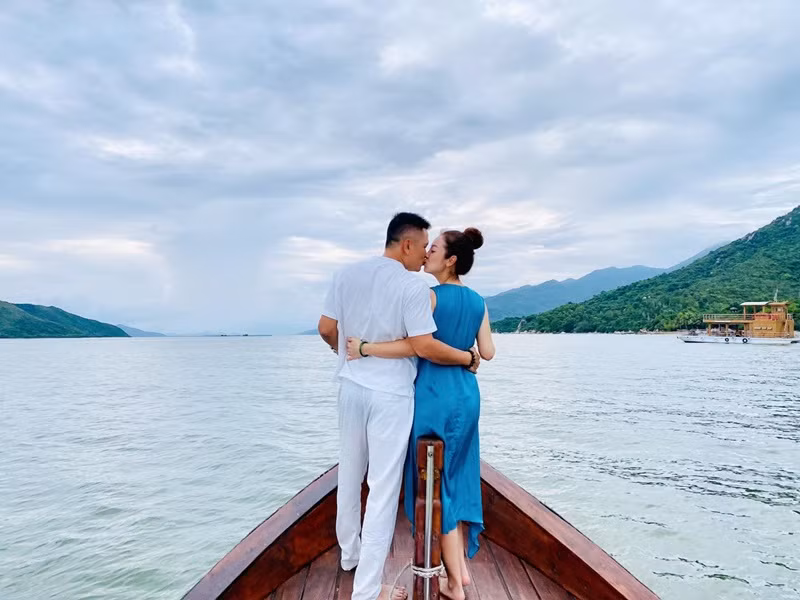 Vợ chồng Jennifer Phạm khóa môi ngọt ngào.