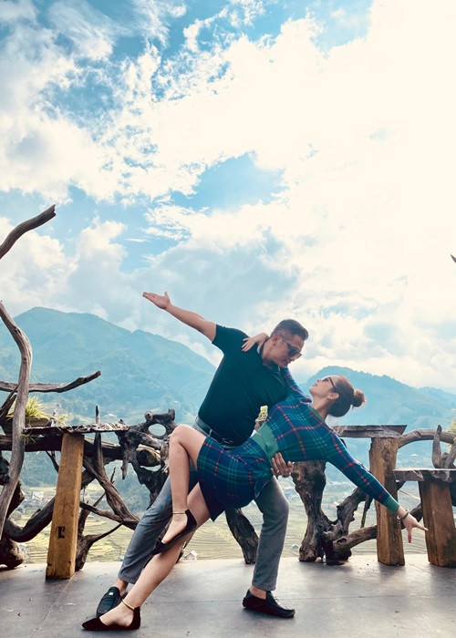 Nữ MC bày tỏ khi khoe ảnh khiêu vũ cùng ông xã doanh nhân: "Tình yêu là một vũ điệu đa sắc màu. Hãy dìu nhau qua từng bước, anh nhé".
