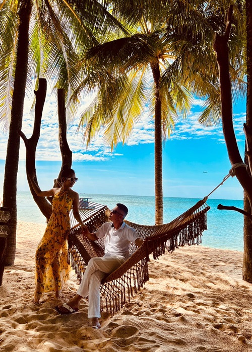 Cặp đôi trao nhau những cử chỉ tình tứ.