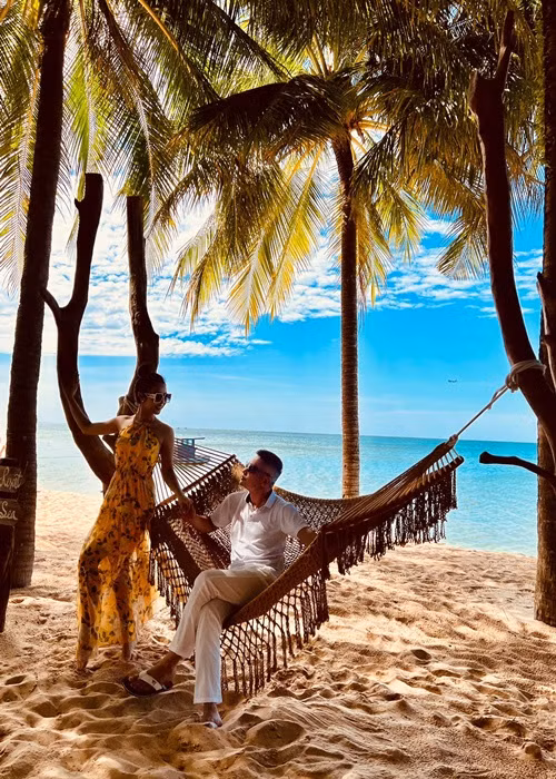 Cặp đôi trao nhau những cử chỉ tình tứ.