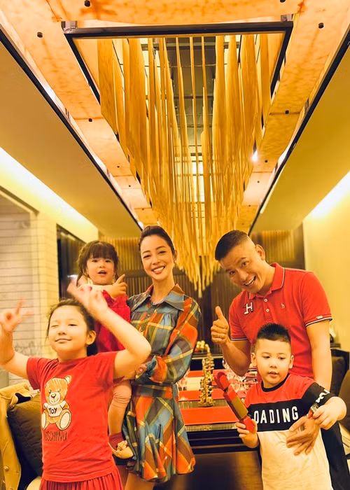 Nữ MC không ngại sinh đông con. Ngoài 3 người con chung với doanh nhân Đức Hải, Jennifer Phạm có một cậu con trai riêng - bé Bảo Nam.