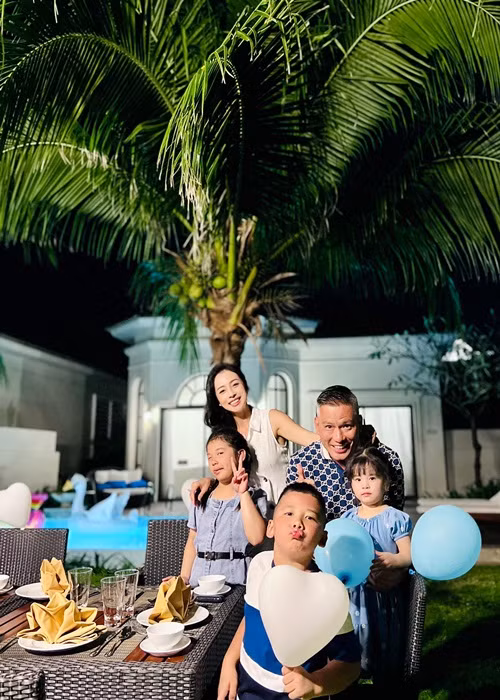 Cậu ấm, cô chiêu nhà Jennifer Phạm yêu thương nhau, ngoan ngoãn.