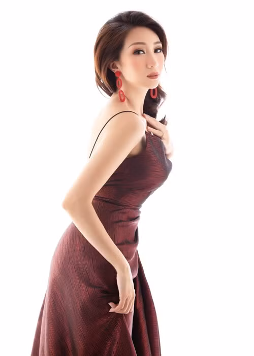 Lều Phương Anh thực hiện các phương pháp làm đẹp tự nhiên để có làn da căng mịn, cắt mí mắt để có gương mặt sáng và trẻ hơn. Ảnh: Yan