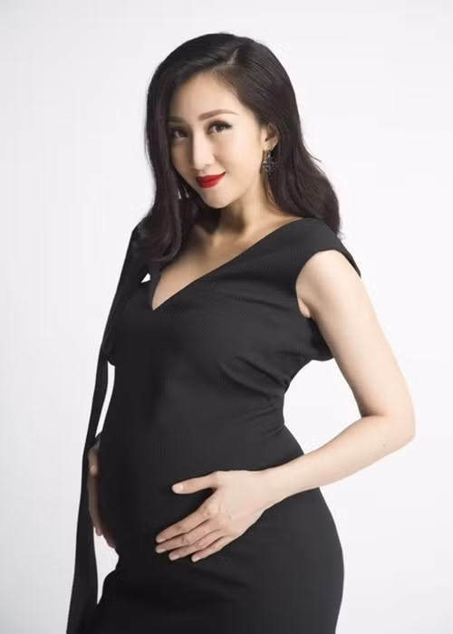 Nữ ca sĩ mang thai con gái đầu lòng năm 2015. Sau khi sinh, cô nặng đến 75 kg. Ảnh: Khám phá