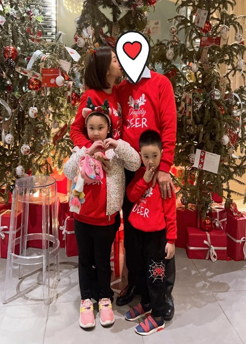 Cuối tháng 12/2021, Lều Phương Anh xác nhận mang thai lần 3. Nữ ca sĩ chia sẻ hình ảnh bạn trai song vẫn giữ kín dung mạo lẫn danh tính.