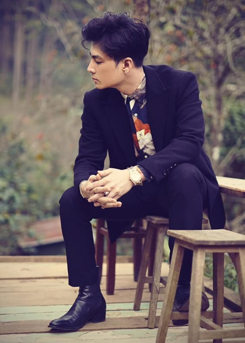 Anh viết các status ẩn ý như "Những chuyện mà chúng ta không thể nhìn rõ, hãy cứ để nó mơ hồ" hay "Nếu như em không kịp ngắm mặt trời lên, bỏ lỡ ánh hoàng hôn, thì hãy nhớ rằng vẫn còn bầu trời đầy sao, vẫn còn ngày mai".