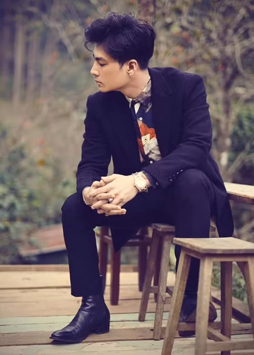 Anh viết các status ẩn ý như "Những chuyện mà chúng ta không thể nhìn rõ, hãy cứ để nó mơ hồ" hay "Nếu như em không kịp ngắm mặt trời lên, bỏ lỡ ánh hoàng hôn, thì hãy nhớ rằng vẫn còn bầu trời đầy sao, vẫn còn ngày mai".