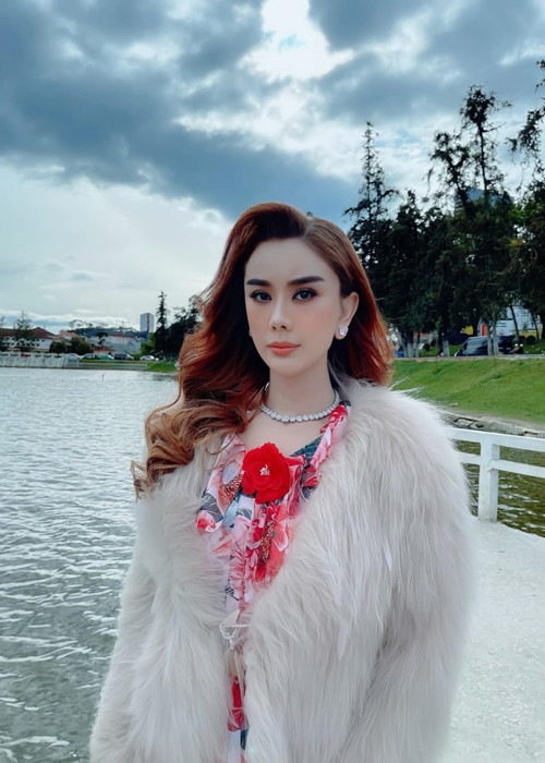 Trước đó, nữ ca sĩ chuyển giới cũng đăng tải status tâm trạng. Cô viết: "Cuộc sống, ngay cả khi có một ngàn lý do để làm cho bạn khóc, bạn vẫn phải tìm một triệu lý do để giữ nụ cười".