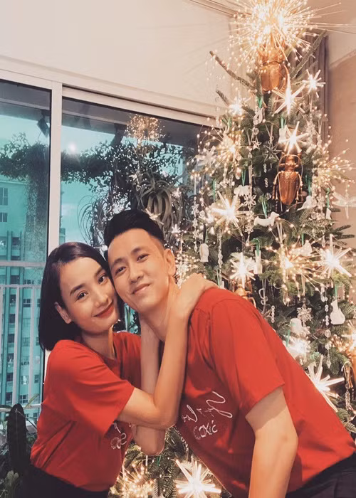 Dịp Giáng sinh, Đỗ An “nịnh” Lê Thúy: “Món quà Noel tuyệt vời nhất năm nay, năm sau và mãi sau này, với anh vẫn chỉ có tình yêu. Cảm ơn em đã đem món quà đó đến anh!”.