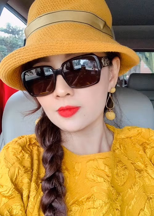 Ngoài đóng phim, cô còn bán hàng online.