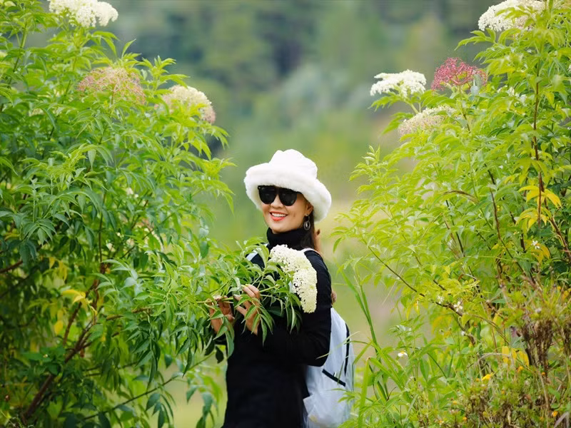 Hoài An khoe vẻ rạng rỡ khi đi du lịch.