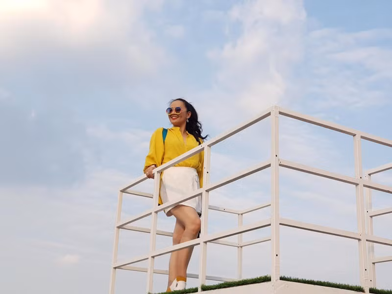 Trang phục đời thường của Hoài An thường là chân váy ngắn hoặc quần jean kết hợp với áo phông, áo sơ mi. Ngoài ra, cô khéo kết hợp trang phục trẻ trung với phụ kiện mũ, kính, giày thể thao.