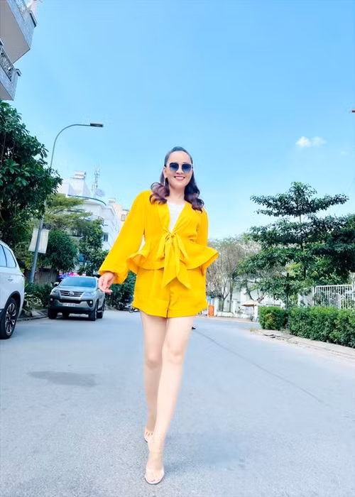 Cô sở hữu nhan sắc mặn mà ở tuổi 48.